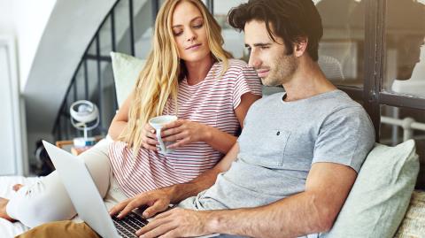 Un couple devant un ordinateur