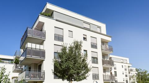 résidence neuve blanche avec balcons