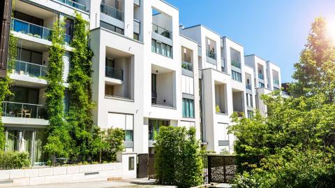 Il existe plusieurs aides pour faciliter l'acquisition d'un logement neuf. © querbeet - Getty images