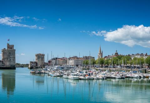 Ville côtière et étudiante, La Rochelle a tout de la ville idéale pour investir dans le neuf. © Mathilde Receveur - Getty Images