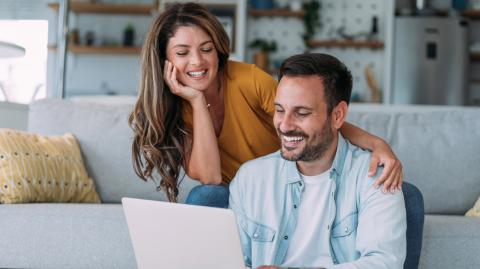 Le crédit en ligne est l'option idéale pour faire face aux dépenses liées à la rentrée en étalant les dépenses. © VioletaStoimenova - Getty images