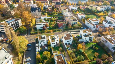 La régénération urbaine vise à redonner vie à des zones délaissées, tout en limitant l'étalement urbain. © Nikada - Getty images.