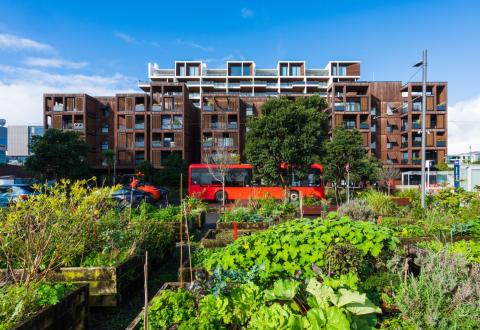 Depuis quelques années, l’immobilier neuf fait la part belle aux espaces verts. © nazar_ab – Getty Images