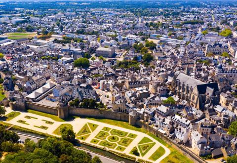 Vannes est une ville est une ville idéale pour vivre ou investir en Bretagne. © JackF – Getty Images
