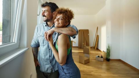 Le bail réel solidaire permet d’acheter un logement neuf à un prix bien inférieur au marché. © skynesher - Getty images