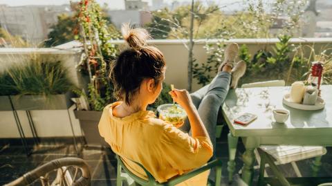 Les plantes en pot peuvent être une solution idéale pour protéger son balcon du vis-à-vis