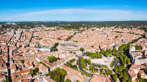 Pour les investisseurs à la recherche d’un marché moins tendu, Nîmes peut représenter une opportunité, notamment dans les quartiers en reconversion ou à proximité des grands axes. © saiko3p - Getty images