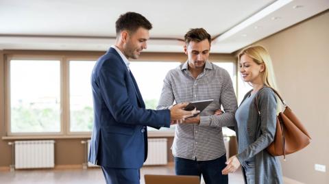 Que ce soit pour devenir propriétaire de votre résidence principale ou pour investir dans l’immobilier locatif, le premier rendez-vous avec un promoteur est une étape essentielle. © skynesher - Getty images