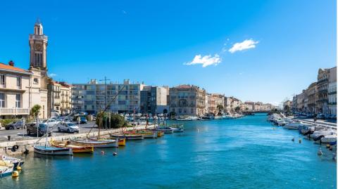 Sète bénéficie d’un réel engouement des acheteurs, notamment pour les résidences secondaires et les programmes situés en bord de canal ou à proximité des plages. © Pascale Gueret - Getty images