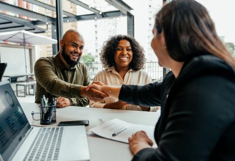 En 2026, les primo-accédants peuvent encore bénéficier de prêts à taux bonifié. © Drs Producoes - Getty Images