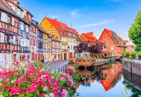 En dehors de ses maisons à colombages, Colmar propose de nombreux programmes immobiliers neufs. © SCStock - Getty Images