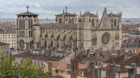 Vue de la Vieille Ville et de la Basilique Notre-Dame de Fourvière depuis les Terrasses de Lyon