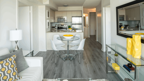 Investir dans un T2 neuf offre l'avantage de proposer à la location une typologie de logement très recherchée. © FOTOGRAFIA INC. - Getty images