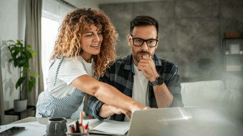 Souscrire une assurance habitation en ligne vous permet de gagner du temps et d'obtenir un contrat personnalisé en toute simplicité. © Milan Markovic - Getty images
