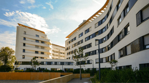 En cette rentrée de septembre 2026, le marché immobilier neuf demeure ralenti, avec un volume de logements commercialisés et en construction toujours à la traîne. © ah_fotobox - Getty images