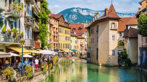 Vue sur le quartier historique d'Annecy, avec ses maisons colorées