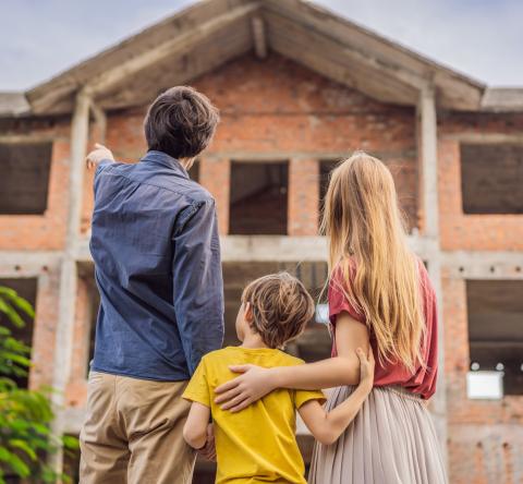 Une famille, devant la construction de leur future maison