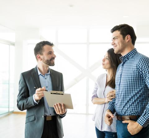 Un couple, visitant un appartement avec un agent immobilier