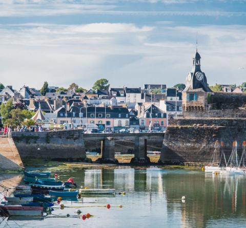 Concarneau séduit par sa célèbre Ville Close, son port de pêche et ses plages. © raphtong - Getty images
