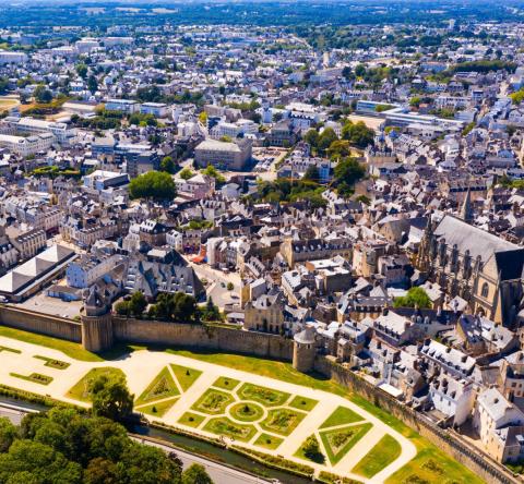 Vannes est une ville est une ville idéale pour vivre ou investir en Bretagne. © JackF – Getty Images