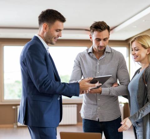Que ce soit pour devenir propriétaire de votre résidence principale ou pour investir dans l’immobilier locatif, le premier rendez-vous avec un promoteur est une étape essentielle. © skynesher - Getty images