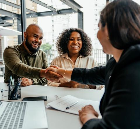 En 2026, les primo-accédants peuvent encore bénéficier de prêts à taux bonifié. © Drs Producoes - Getty Images