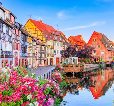 En dehors de ses maisons à colombages, Colmar propose de nombreux programmes immobiliers neufs. © SCStock - Getty Images