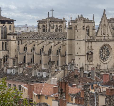 Vue de la Vieille Ville et de la Basilique Notre-Dame de Fourvière depuis les Terrasses de Lyon