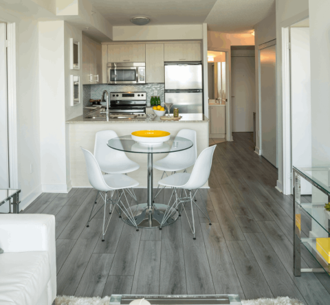 Investir dans un T2 neuf offre l'avantage de proposer à la location une typologie de logement très recherchée. © FOTOGRAFIA INC. - Getty images