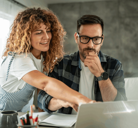 Souscrire une assurance habitation en ligne vous permet de gagner du temps et d'obtenir un contrat personnalisé en toute simplicité. © Milan Markovic - Getty images
