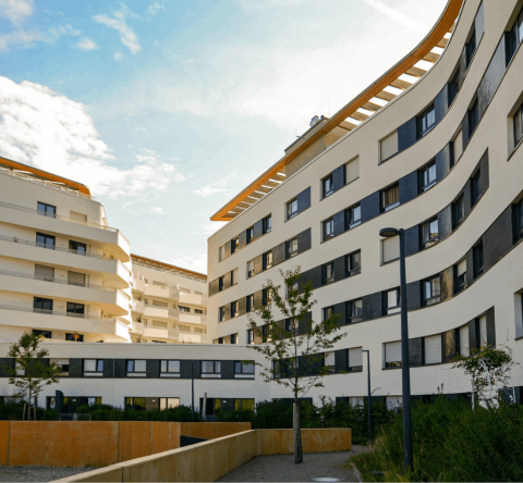 En cette rentrée de septembre 2026, le marché immobilier neuf demeure ralenti, avec un volume de logements commercialisés et en construction toujours à la traîne. © ah_fotobox - Getty images