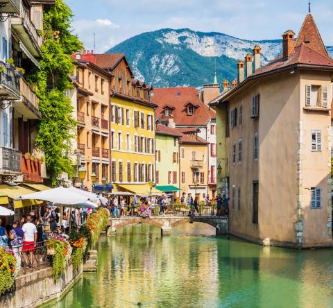 Vue sur le quartier historique d'Annecy, avec ses maisons colorées